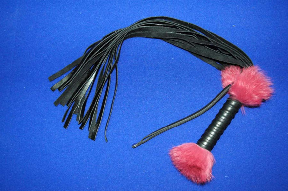 Чёрная 18-полосная плётка с бобышками на рукояти - 50 см. Чёрная 18-полосная плётка с бобышками на рукояти - 50 см.