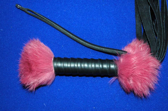 Чёрная 18-полосная плётка с бобышками на рукояти - 50 см. Чёрная 18-полосная плётка с бобышками на рукояти - 50 см.