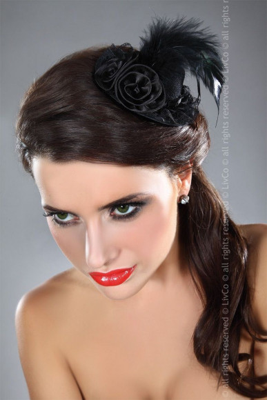 Чёрная шляпка с кружевами и перьями Чёрная шляпка с кружевами и перьями