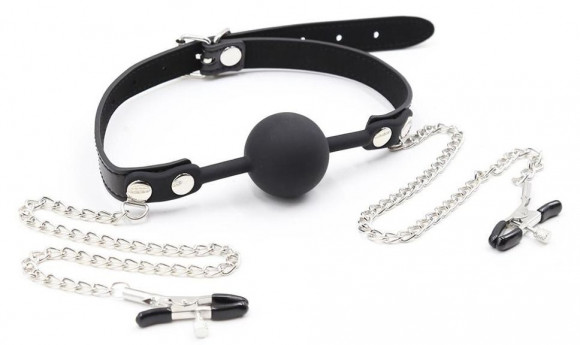 Черный кляп-шарик с зажимами на соски на металлических цепочках