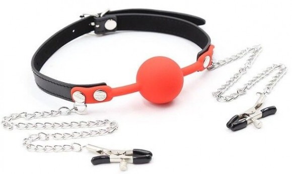 Красный кляп-шарик с зажимами на соски на металлических цепочках Красный кляп-шарик с зажимами на соски на металлических цепочках