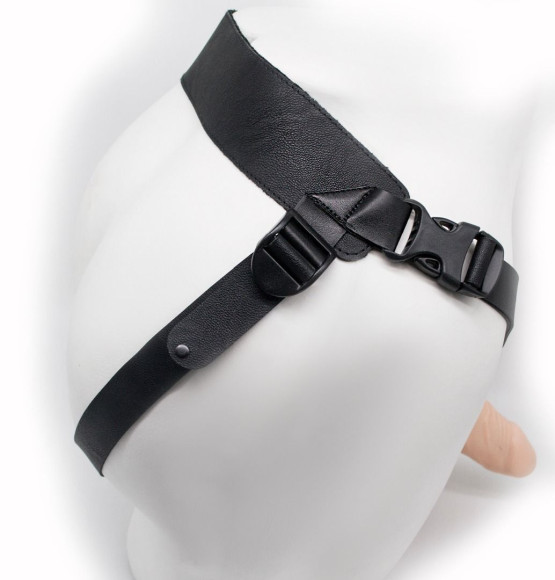 Пустотелый фаллопротез на ремешках с заклепками - 18 см. Пустотелый фаллопротез на ремешках с заклепками - 18 см.