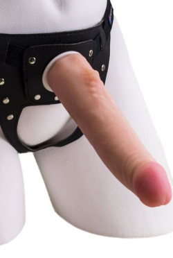 Реалистичный страпон Harness из трусиков и насадки-фаллоса - 18,5 см. Реалистичный страпон Harness из трусиков и насадки-фаллоса - 18,5 см.