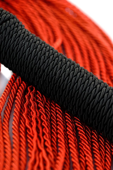 Красно-черный флоггер из веревки TOYFA Theatre - 48,5 см. Красно-черный флоггер из веревки TOYFA Theatre - 48,5 см.