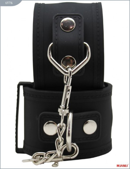 Чёрные силиконовые наручники с фиксацией Чёрные силиконовые наручники с фиксацией