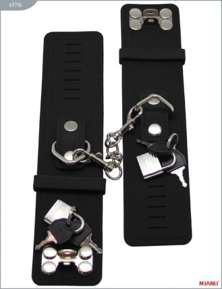 Чёрные силиконовые наручники с фиксацией Чёрные силиконовые наручники с фиксацией