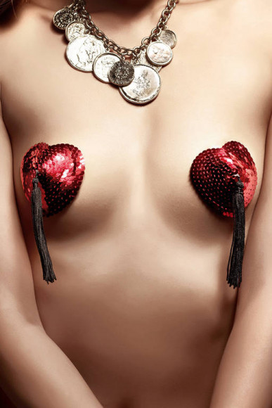 Красные накладки на соски в форме сердца с пайетками и черными кистями Dolce Vita Красные накладки на соски в форме сердца с пайетками и черными кистями Dolce Vita