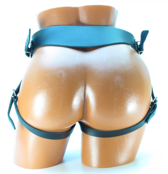 Черные кожаные трусики увеличенного размера для особо крупных насадок Черные кожаные трусики увеличенного размера для особо крупных насадок