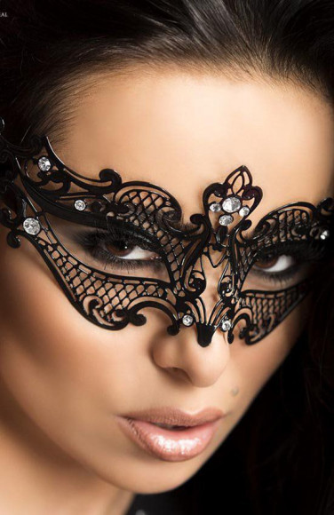 Таинственная маска со стразами