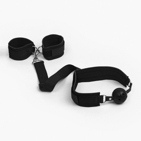 Черный кляп-шар с фиксацией рук за спиной Черный кляп-шар с фиксацией рук за спиной