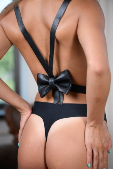 Кокетливая портупея с кожаным бантом сзади Кокетливая портупея с кожаным бантом сзади