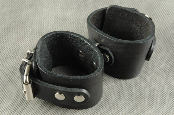 Узкие наручники с застежкой на ремне Узкие наручники с застежкой на ремне