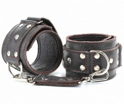 Коричневые кожаные оковы с клепками Коричневые кожаные оковы с клепками