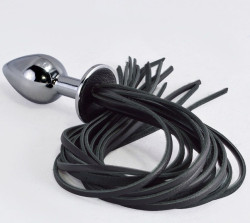 Серебристая анальная пробка с черной плетью Серебристая анальная пробка с черной плетью