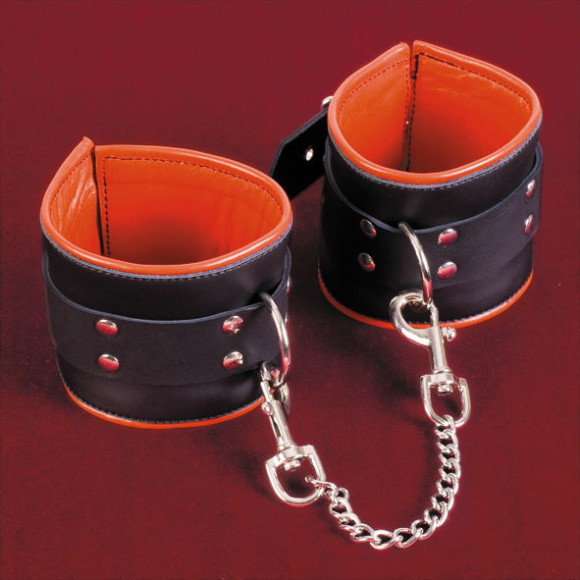 Широкие чёрно-красные кожаные оковы на ноги Широкие чёрно-красные кожаные оковы на ноги