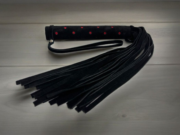 Черная замшевая плеть с красными точками на рукояти Red dot Princess - 43 см. Черная замшевая плеть с красными точками на рукояти Red dot Princess - 43 см.