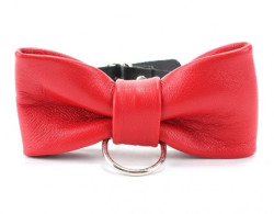 Эффектный красный ошейник-бабочка на черных ремнях Эффектный красный ошейник-бабочка на черных ремнях