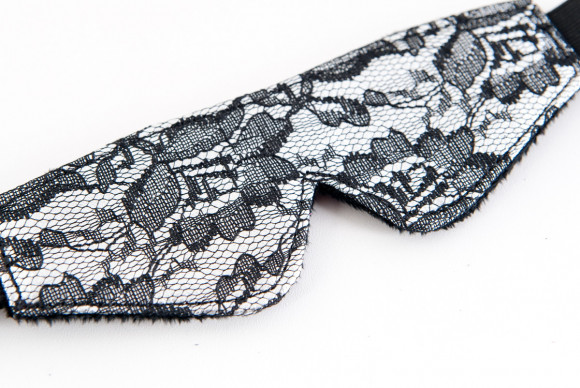 Серебристый кружевной набор: маска и флоггер Серебристый кружевной набор: маска и флоггер