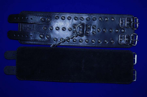 Чёрные наножники с фиксирующей цепочкой и декоративной отделкой