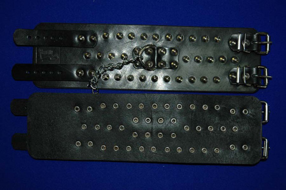 Не подшитые чёрные наножники с клепками