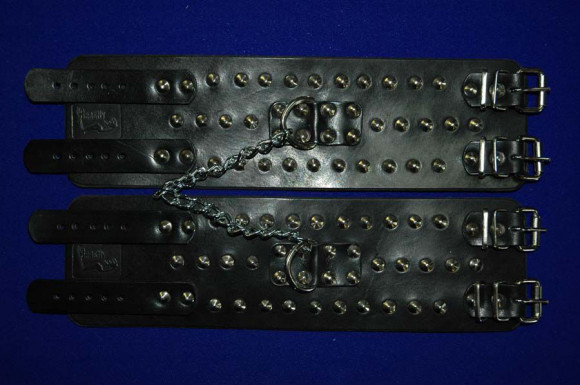 Не подшитые чёрные наножники с клепками